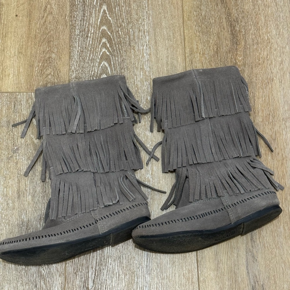 Minnetonka Gray Fringe Boot Bootie Like New
